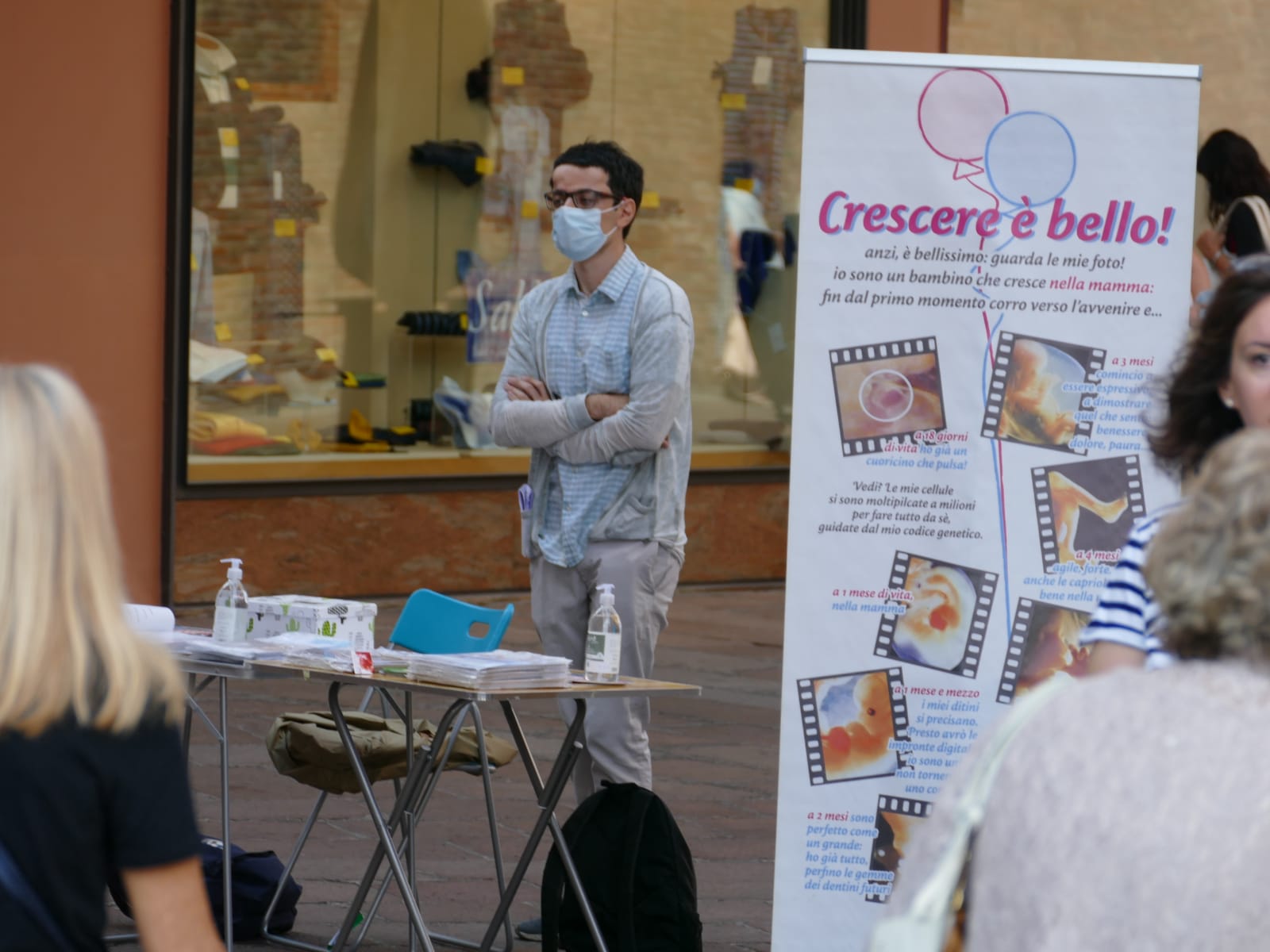 Il banchetto di Pro Vita & Famiglia in piazza a Bologna 1